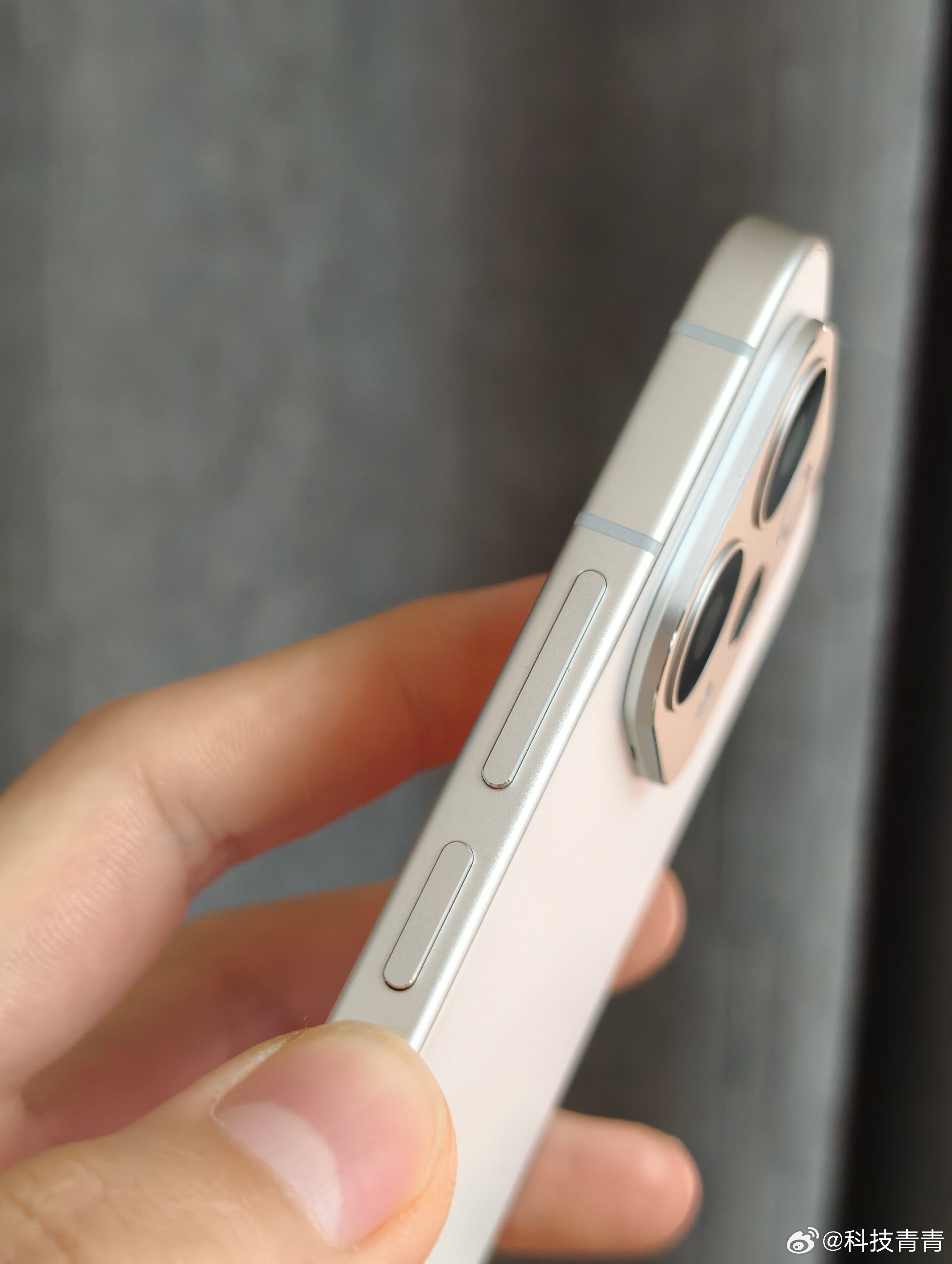 vivo S50现在看还是蛮好的，外观在线、质感提升、产品力也比较老款更强，作为