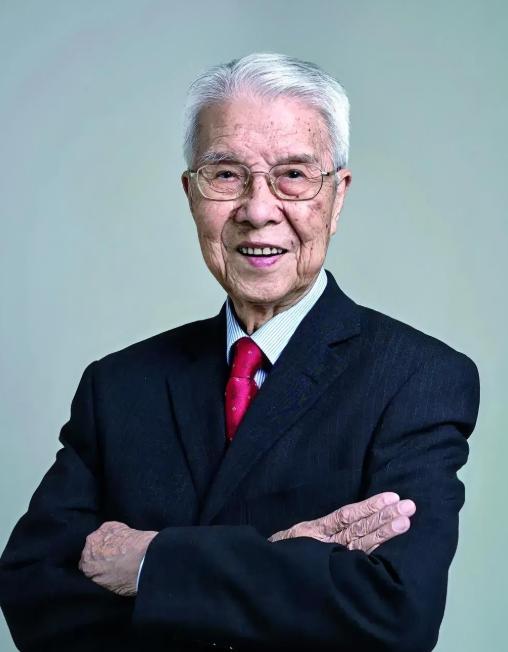 1948年，张金哲医生抱着奄奄一息的女儿，突然拿起手术刀，咬牙划开了孩子的后背。