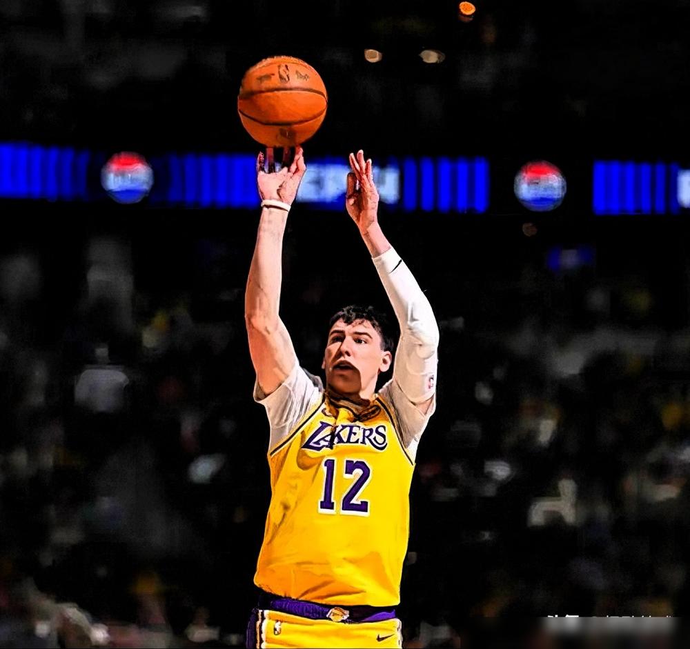 雷迪克这操作绝了！赛前发布会直接骂拉拉维亚攻防全烂，转头又说全队最信他
你看湖