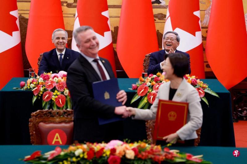 1月15日，在中加文件签署仪式上，加拿大农业和农业食品部长麦克唐纳没能及时理解孙