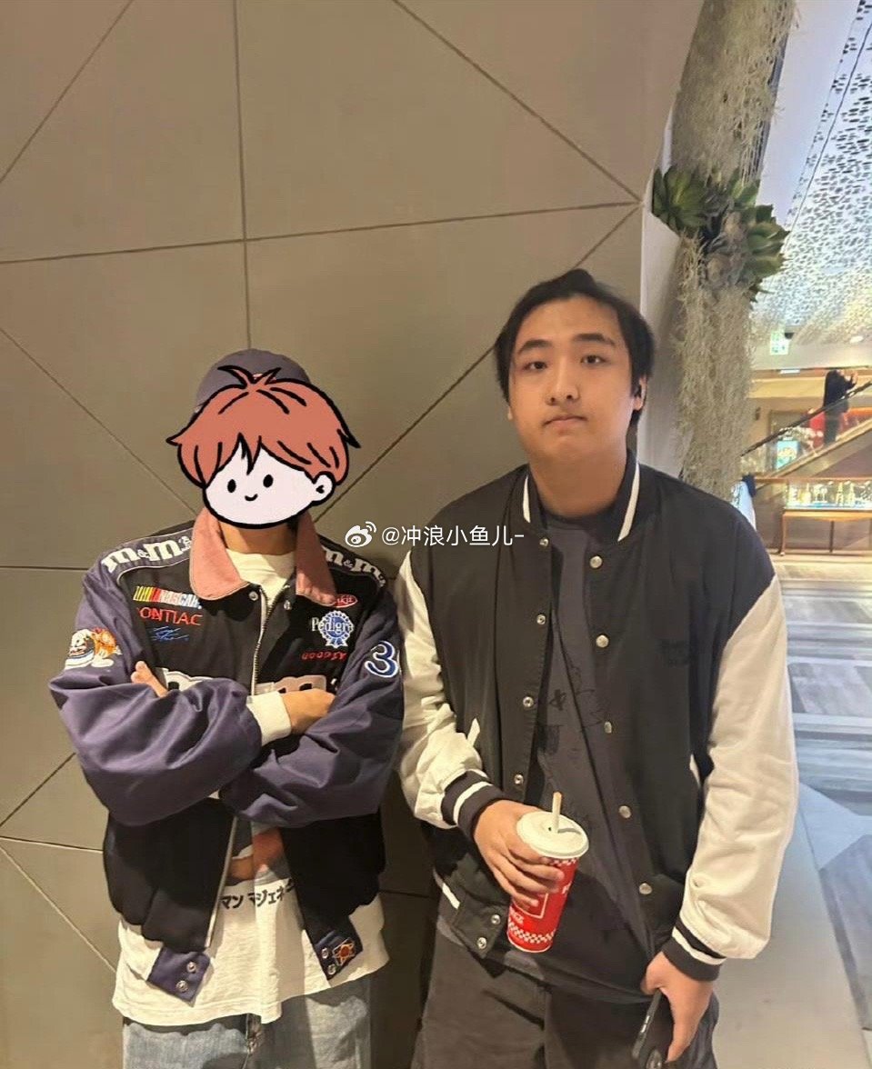 有网友在香港偶遇吴镇宇儿子费曼，被要求合影时费曼是肉眼可见地社恐，完全不像网上那