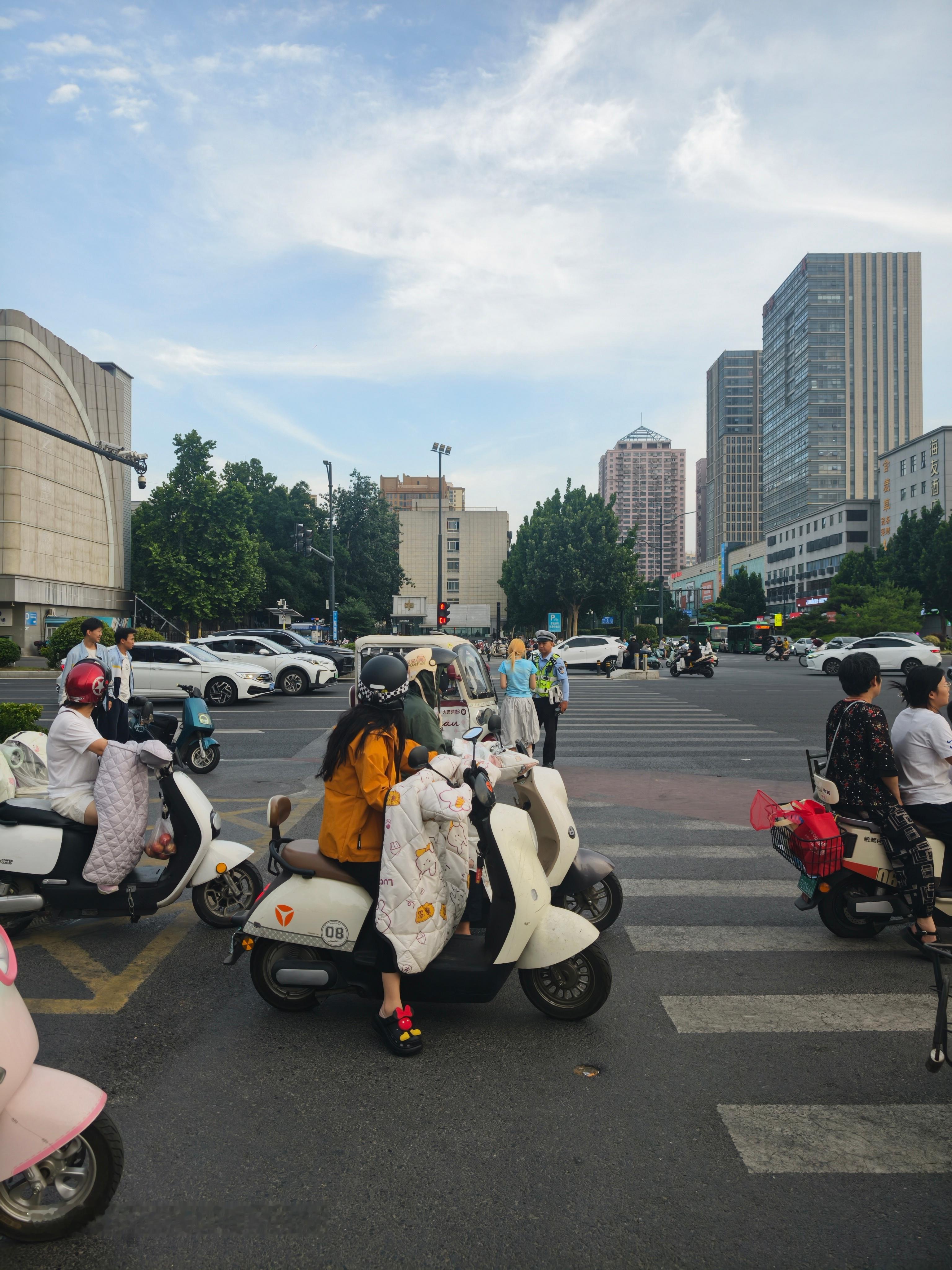 ！！！最近郑州交警查非机动车走机动车道，今天每个路口都能看到被罚的。我的日常pl