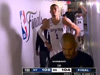 NBA总决赛马刺vs尼克斯成长的代价有点大啊！文班亚马最后30秒的表现：投篮不中