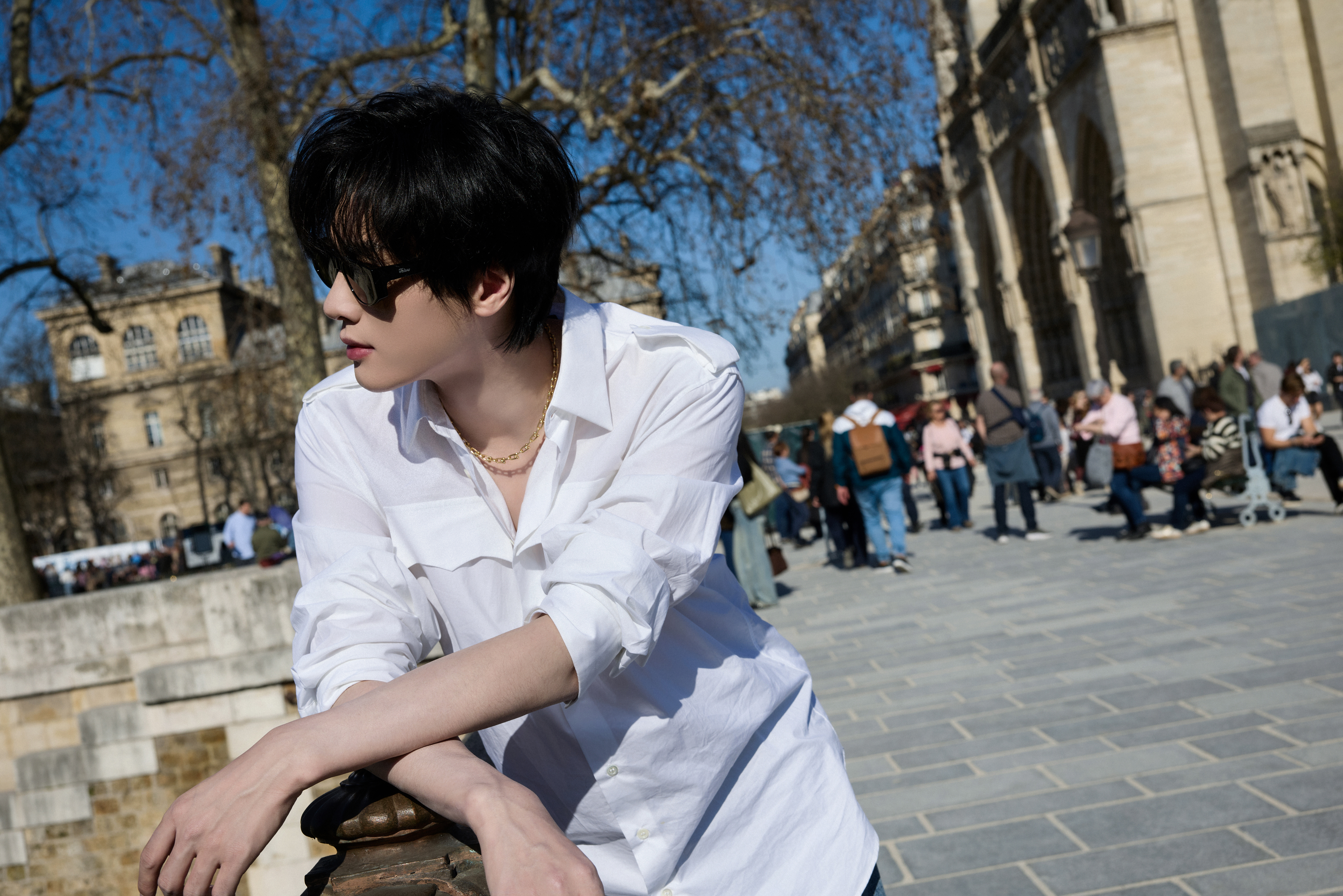 展轩 × PARIS FASHION WEEK一组随拍写真发布，身穿 Raf S