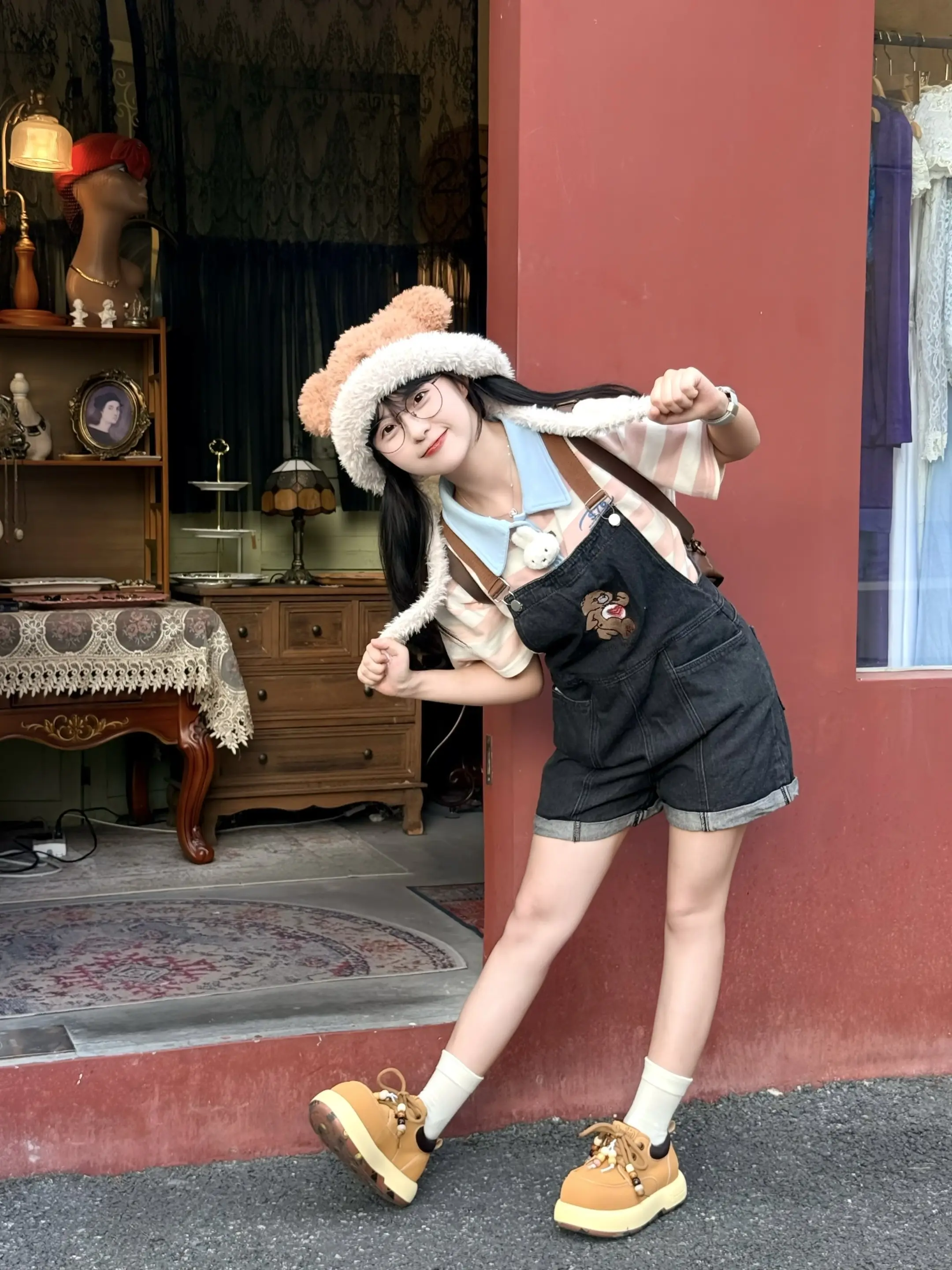 我等下发张自拍 然后假装吐槽自己最近变丑了你们就在底下评论：没有啊还是...