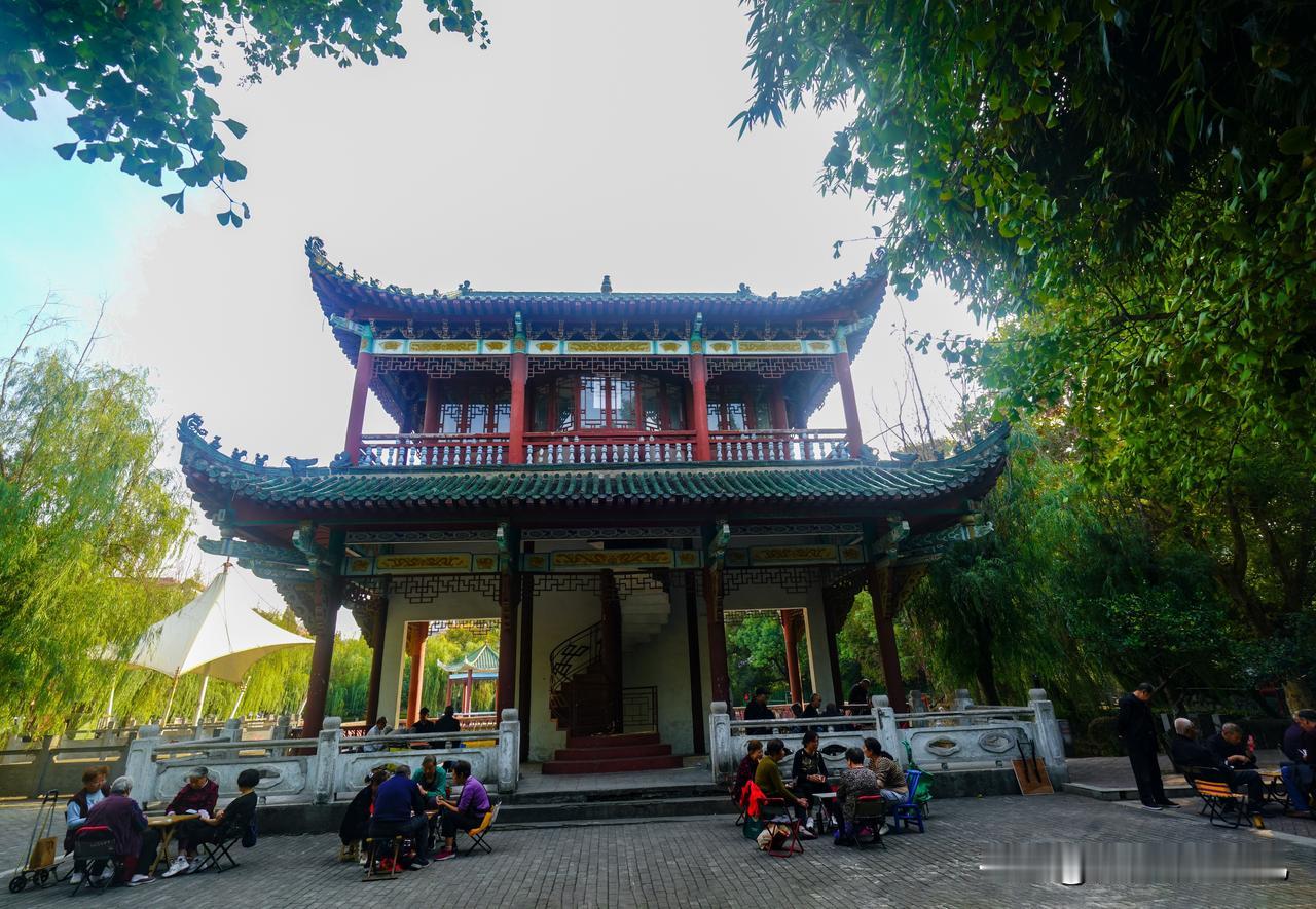 翠亨亭“翠亨亭”，是以民族特色形式修建的六角亭，逸仙湖又名“荷花池”。西式三层，