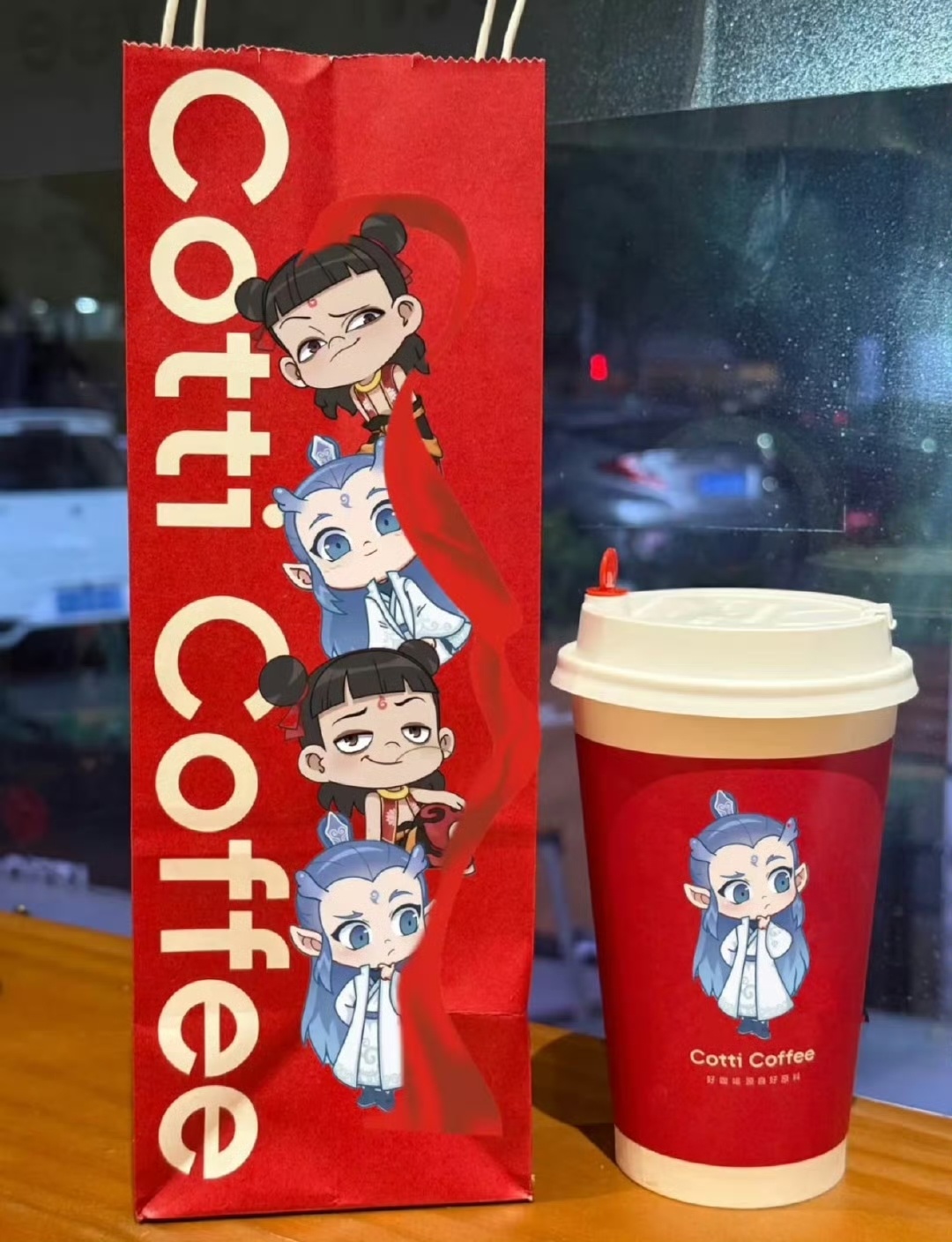 库迪和哪吒联名啦🤩 光是想想哪吒形象印在咖啡杯上就超酷，周边肯定也超有创意。作