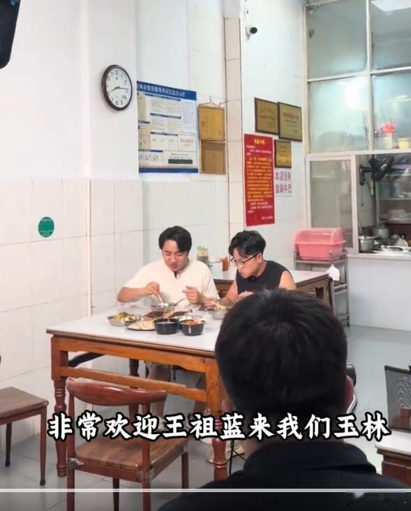就一个戏子，哪儿来的这么大架子？就算是要拍综艺，临时要清场是不是也得客气点？为什