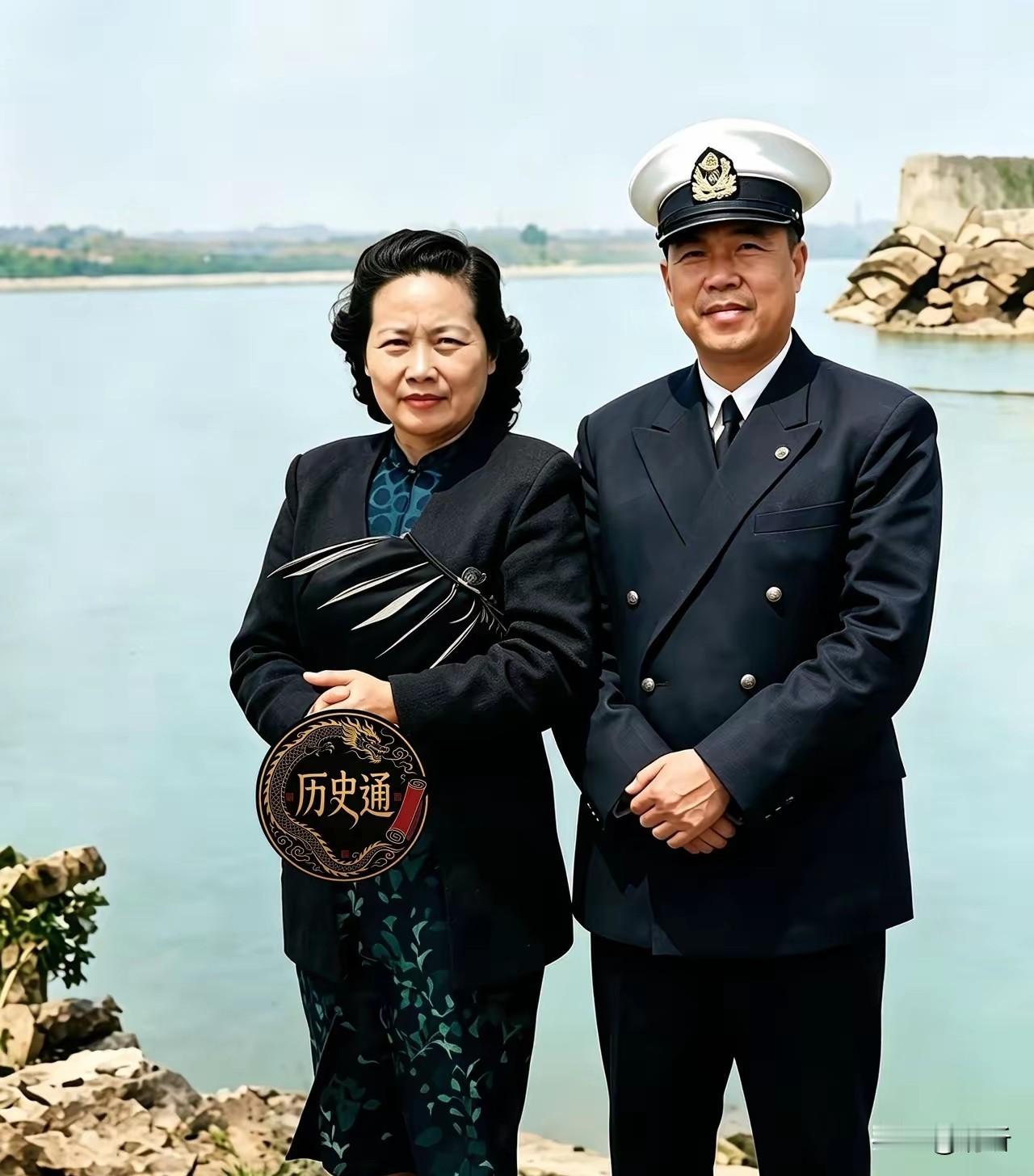 这张泛黄的旧照，定格了曾有“杭州第一美人”之誉的王映霞，与她第二任丈夫钟贤道的合