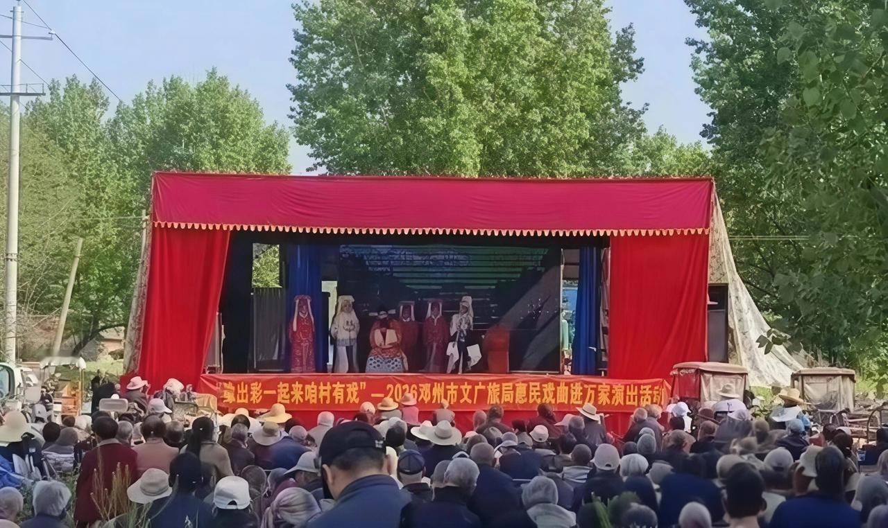 还记得小时候跟着爷爷赶庙会，那锣鼓声一响，全村人都出动了。舞龙舞狮的队伍从街头排