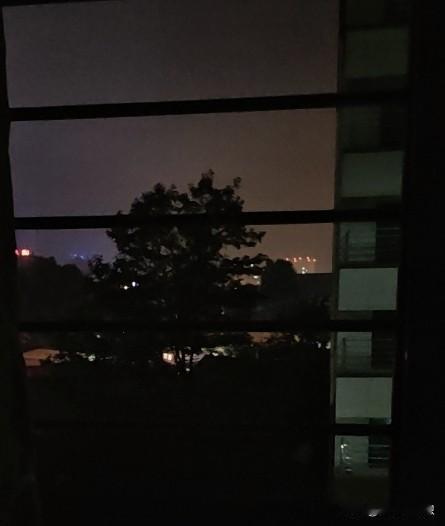 往常这个时间都已经做梦了，今天此刻，睡意全无。
刚看了几篇沐风燕子的文章，也许是