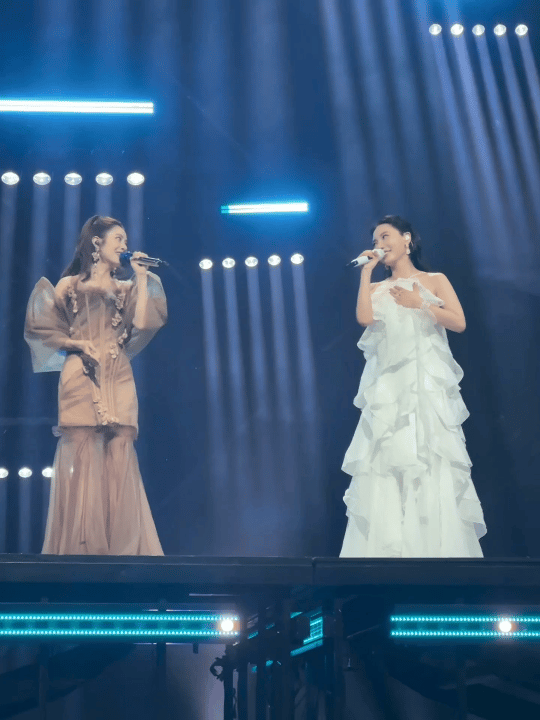 徐怀钰贺敬轩两代甜嗓同台 一个承载一代人的青春，一个带来当下的清甜，徐怀钰和贺敬