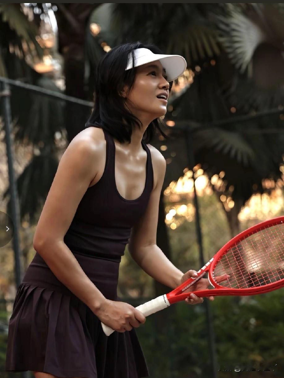 “朱丹特别黑，她是黑美人。”瞿颖在节目中直接蛐蛐好友朱丹，而朱丹也很快回应瞿颖说