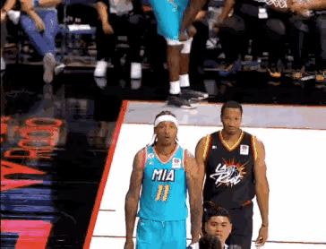 美BIG3联赛“魔兽”霍华德和“师弟”斯蒂芬森因激烈的身体对抗导致双方挥拳互殴。