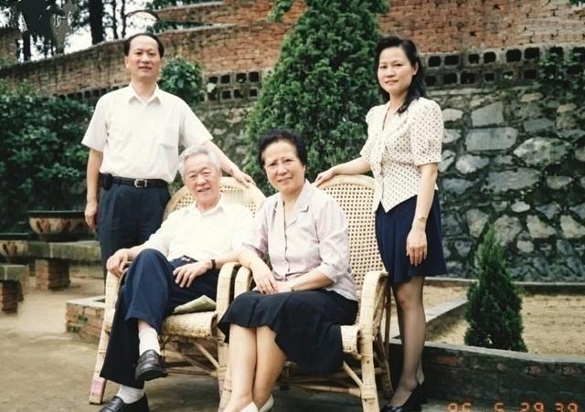 1996年，开国少将、原江西省委书记、省革委会主任、江西省军区第一政委程世清与夫