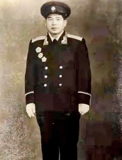 1937年，西路军特务团李宽和正趴在杂树丛里，突然一个被敌人追赶的红军拼命地从他