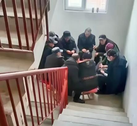 只要你在一个地方长住，记住：邻居、同事、摊贩，全都要少说话！

很多人年轻时不理