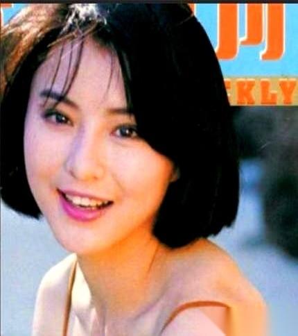 “我饿了，咱出去吃点东西吧。”
李赛凤这话一出口，罗启仁的目光在她脸上扫过，又钉