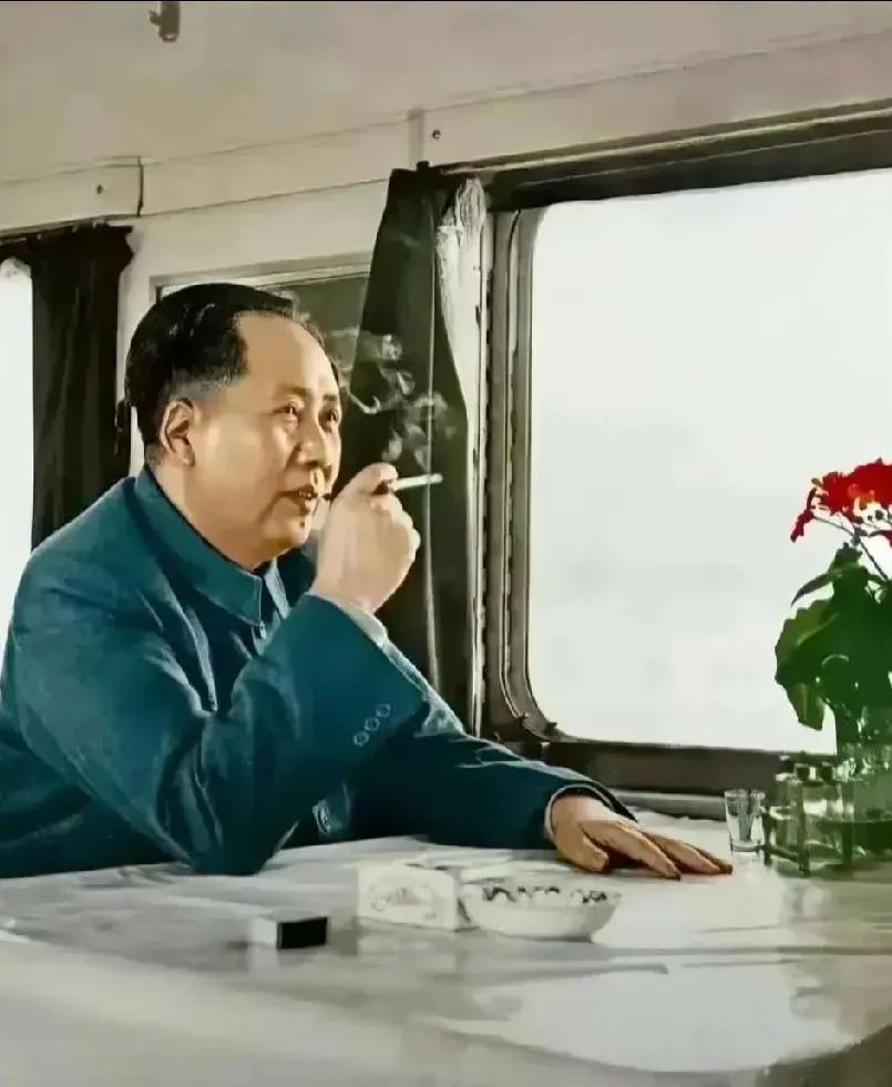毛主席一辈子爱吸烟，忧国忧民的时候，运筹帷幄的时候，规划蓝图的时候，博览群书的时