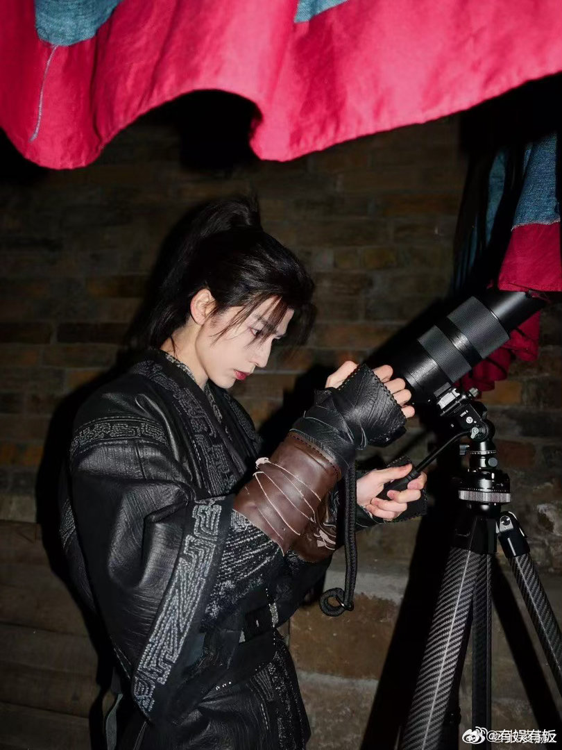 张凌赫摄影师营业张凌赫拍月亮张凌赫拍月亮，摄影师营业， 