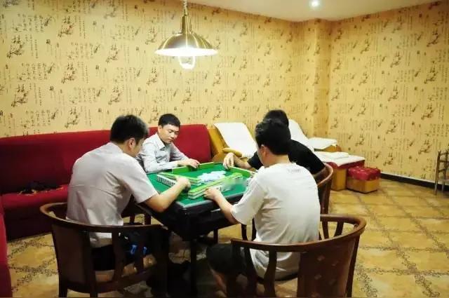 绑架牌友
晚上，老公和老婆外出散步。刚走到村头，忽然从路旁窜出三个蒙面人，把老公