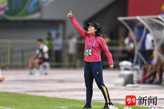 苏超泰州队女主帅半年瘦了17斤泰州队主教练周高萍是“苏超”赛场上唯一的女主帅。从