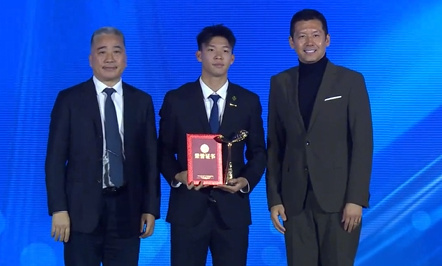 王钰栋获2025中国金童奖浙江队前锋王钰栋斩获2025年中国金童奖（U21），击