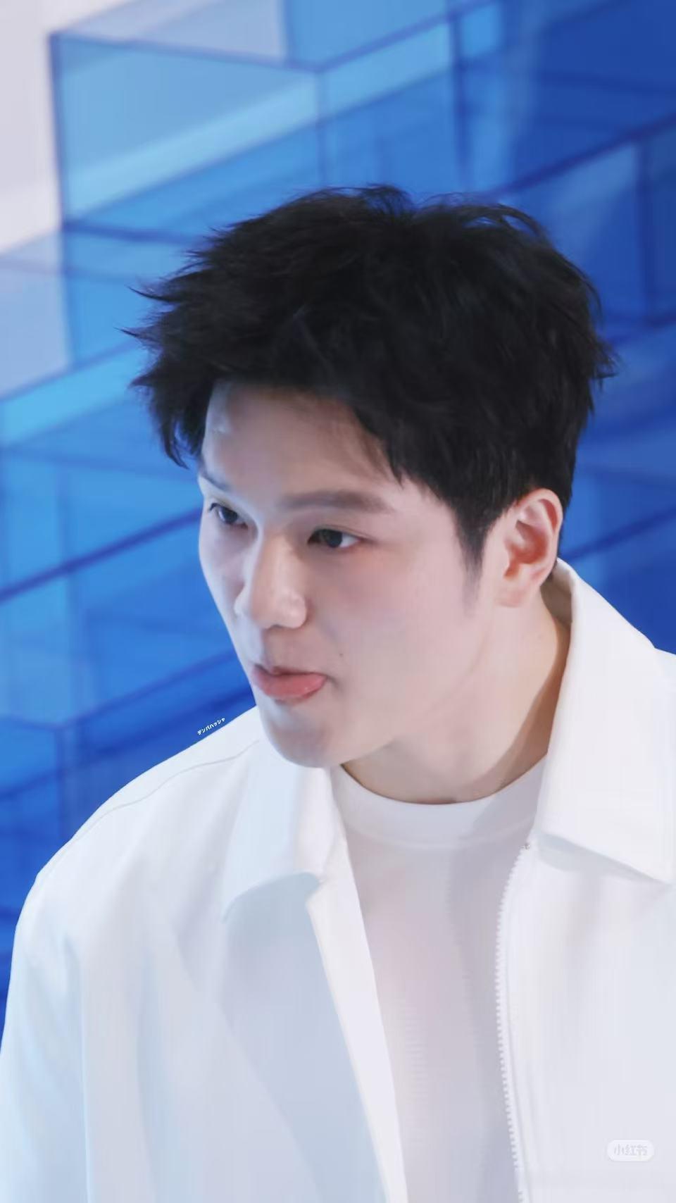 这小👅看上去好软伸👅的样子好萌萌哒！樊振东上海活动樊振东适乐肤品牌代言人