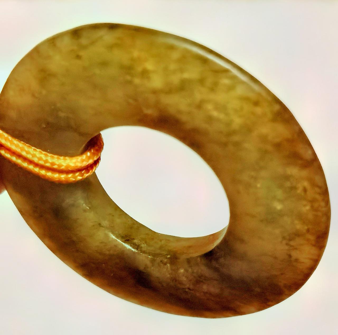 红山河磨玉璧。
中间部分厚，
璧边缘部分最薄。
油润熟透的感觉。