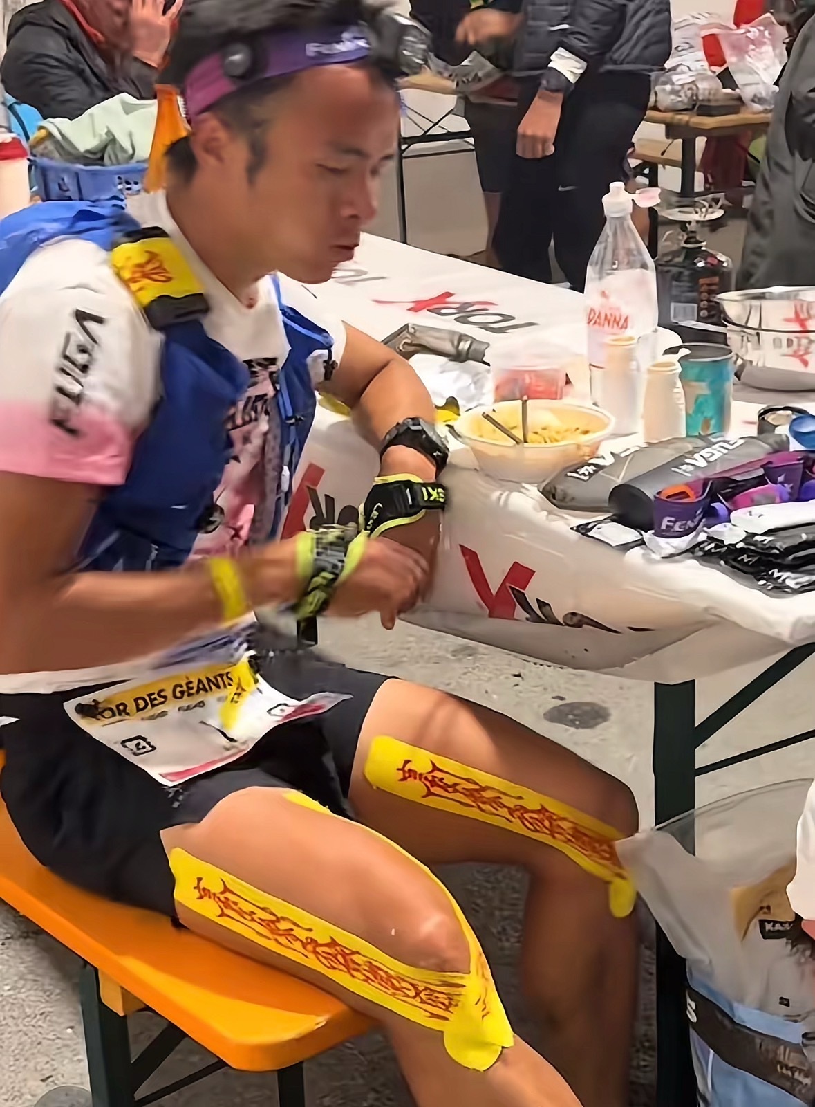这个人的成绩和他腿上的与神行太保戴宗同款的“甲马”居然没有上微博热搜，也是很奇怪