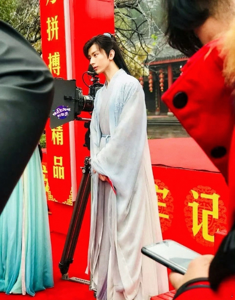 没见过的都是新鲜的～那年小鸟落我肩 清瘦好长一条呀