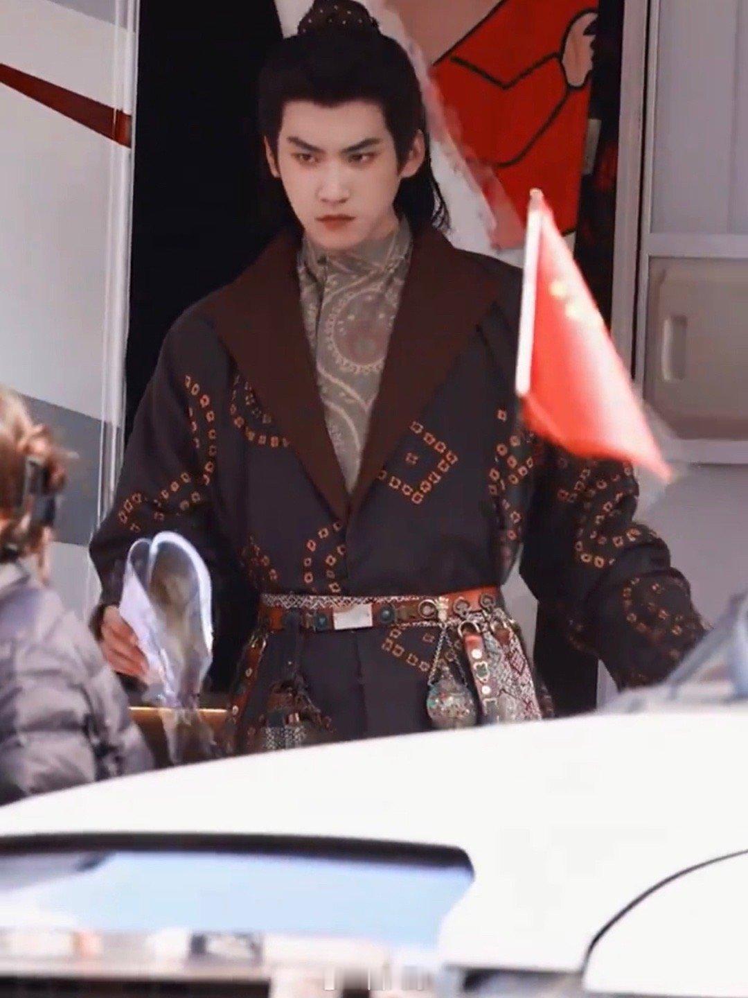 周柯宇金吾不禁首套造型路透 没想到啊，周柯宇在电视剧《金吾不禁》的新路透，果真是