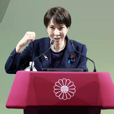 高市早苗在投降日玩了个"新花样"——她没有亲自去靖国神社，而是站在日本武道馆门口