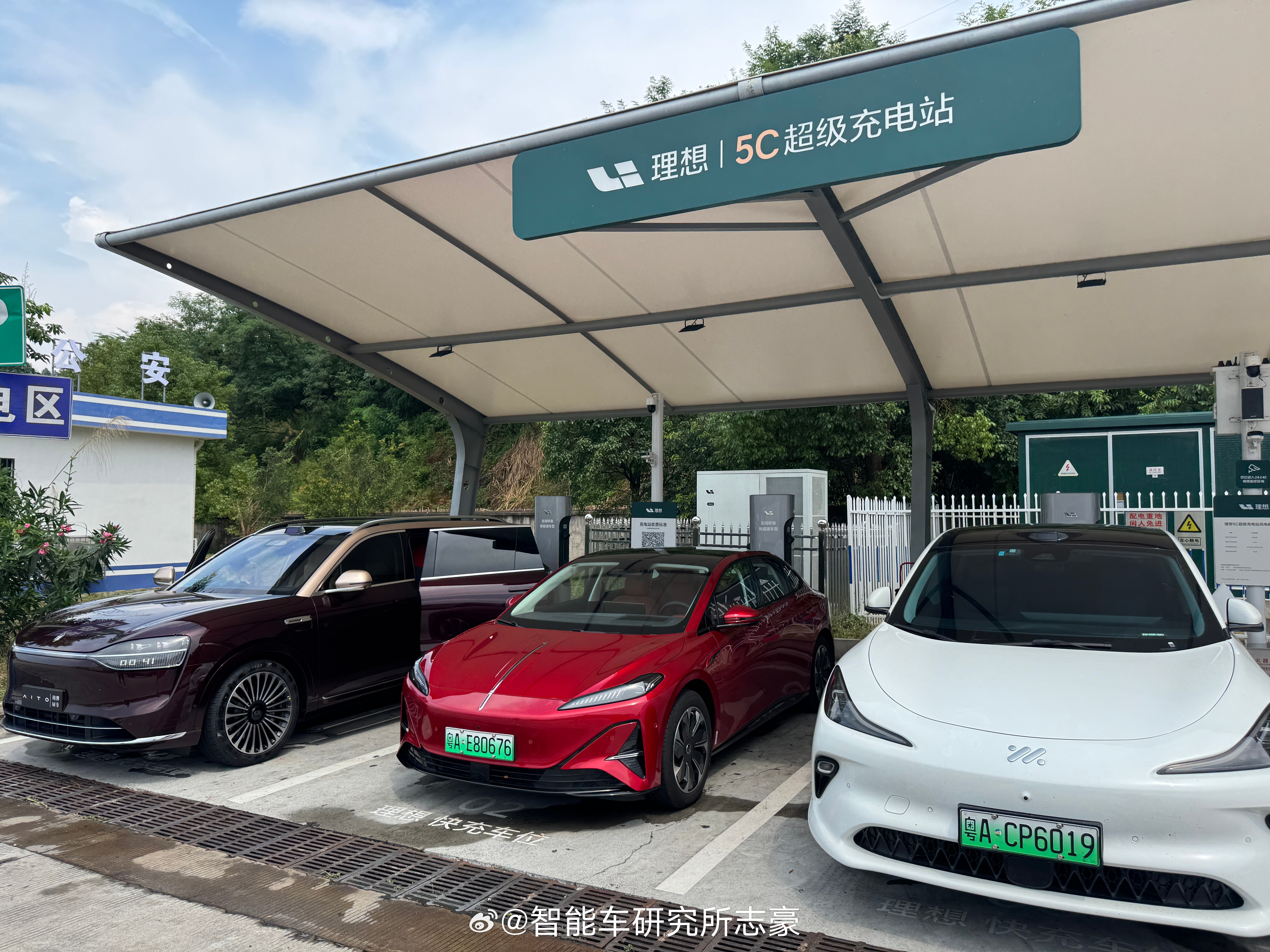 第一站，龙南服务区，开了305km，用时三个半小时，掉电比例76%，此时剩16%