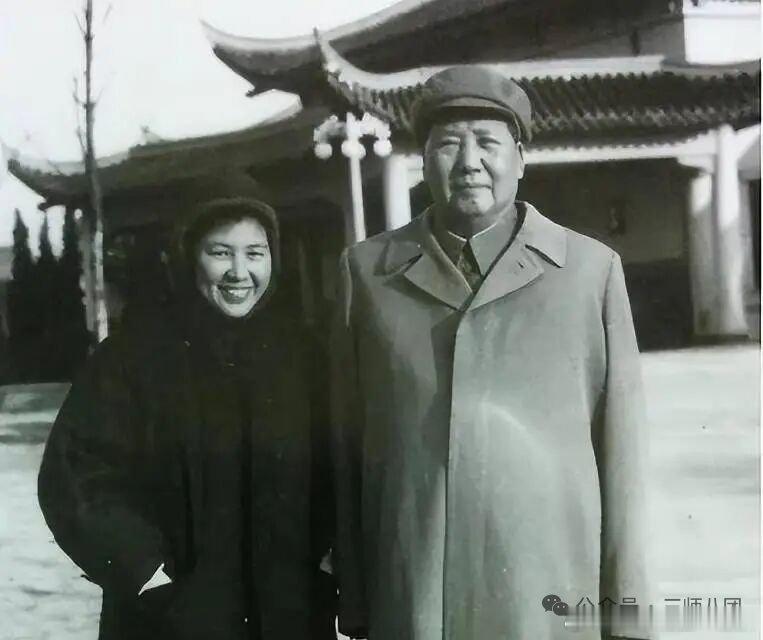 【六州歌头•颂毛公】六州歌头·颂毛公韶山毓秀，星斗焕东方。襟怀朗，心机旷，性温良