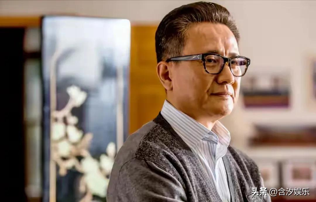 主持人问张志坚:“你在《人民的名义》里出演高育良最大的难度是什么？”张志坚说:“