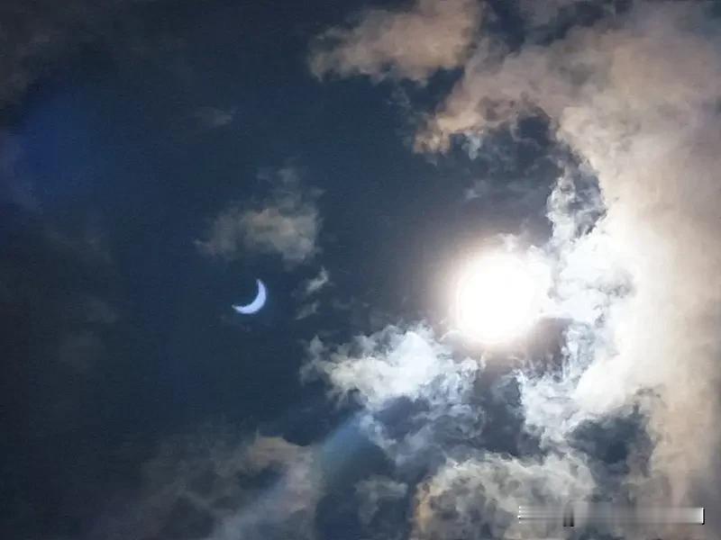 看到“天高悬日月”这个上联，瞬间感觉格局打开了。上联里，“天”很宏大，“高”突出