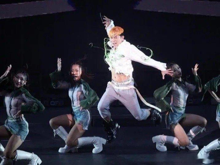 突发情况！郭富城台湾演唱会发生意外，工作人员上台急救，经纪人回应 