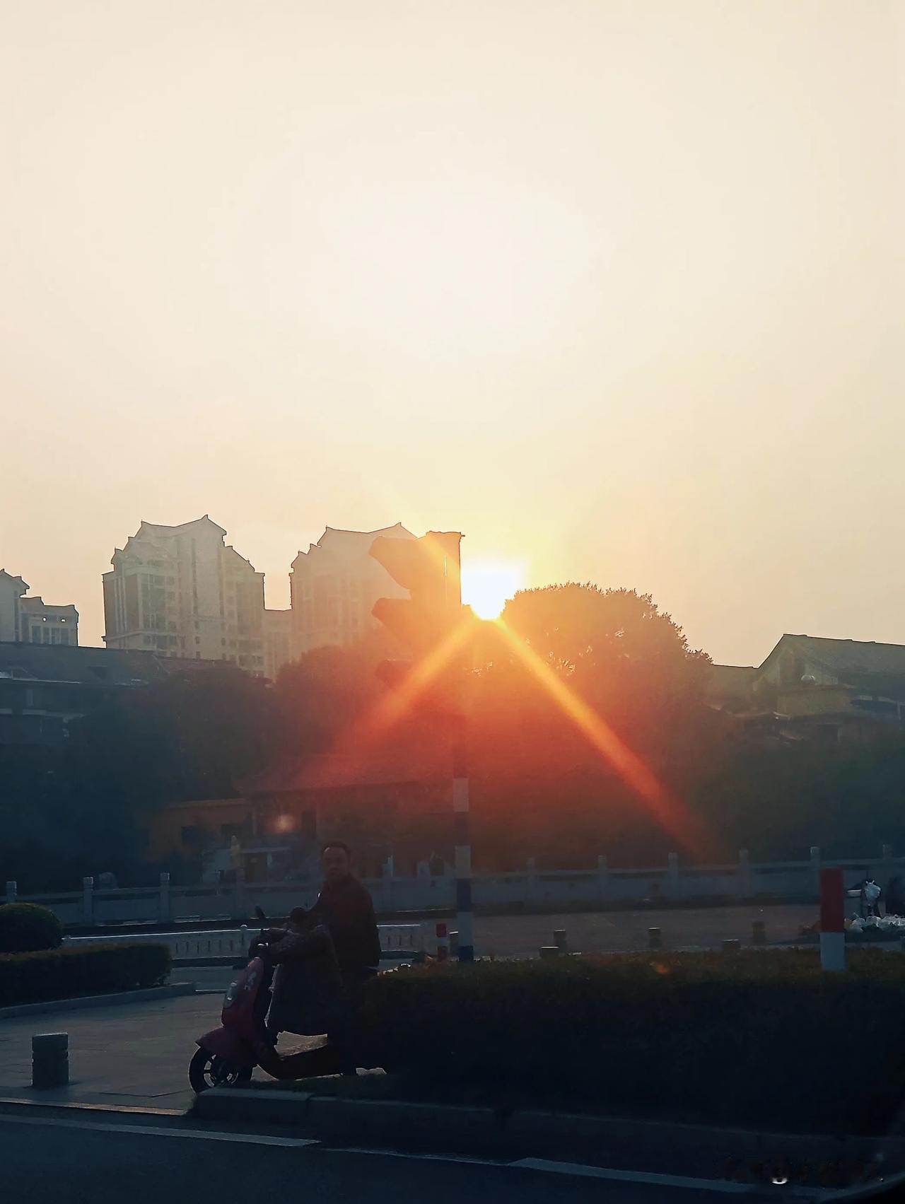 夕阳西下，倦鸟归家。
城市日落景色
夕阳下的这座城 城市的日光 小城的余晖