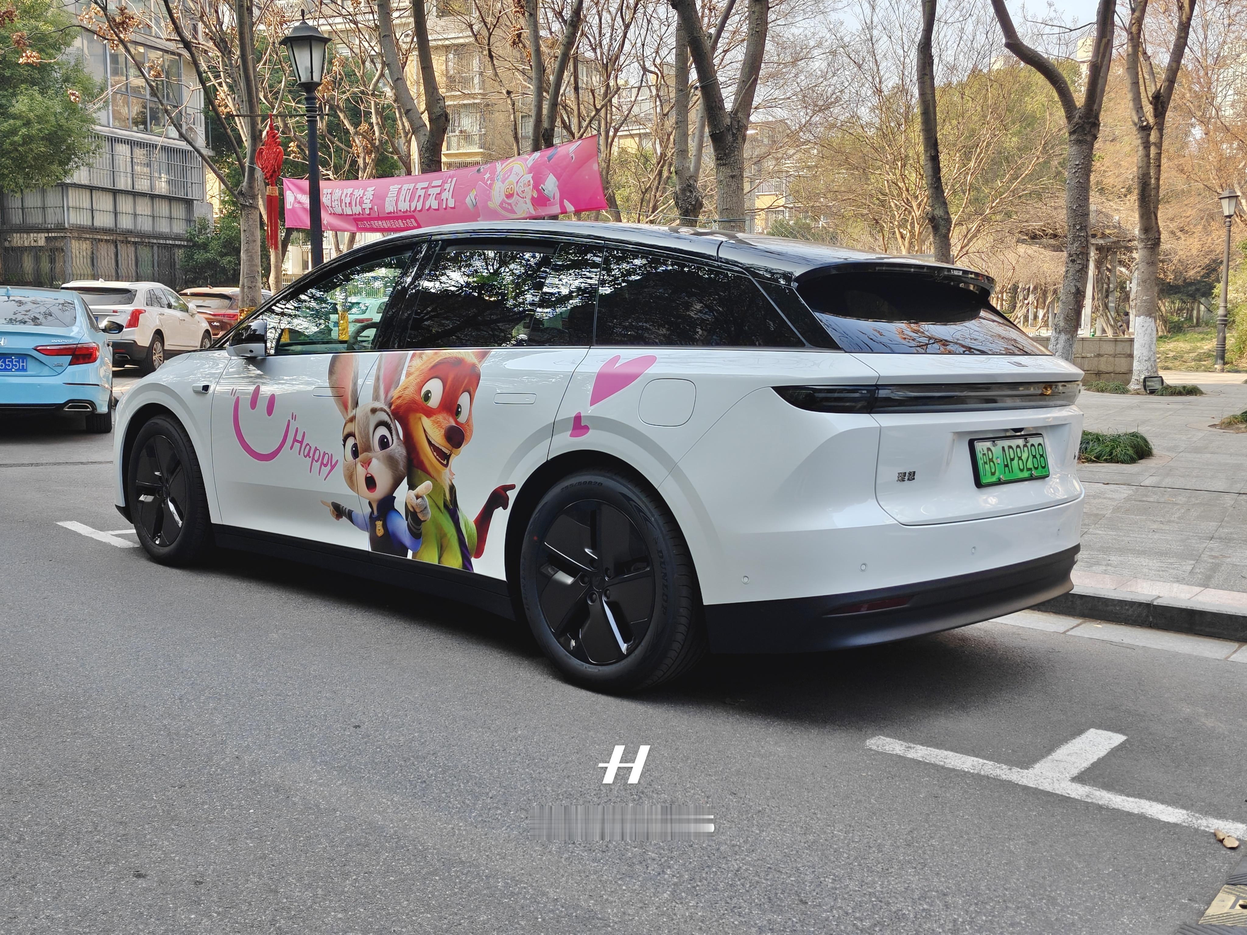 给车贴了个“朱迪和尼克”，都是为了家里祖宗开心，她开心我也开心。