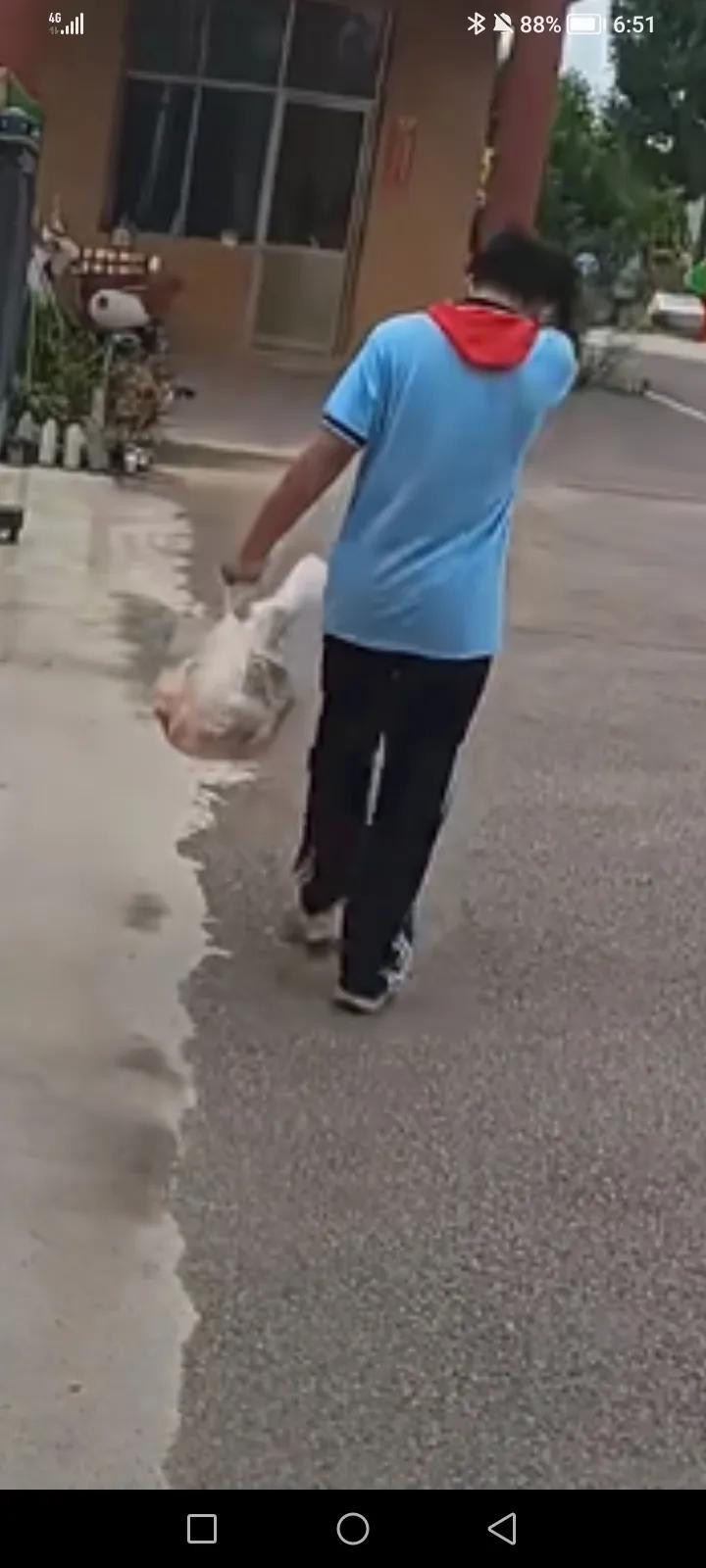 妈妈第一次去看望住校的儿子，没想到儿子会有这样的反应。只见儿子站在校门口，眼里含