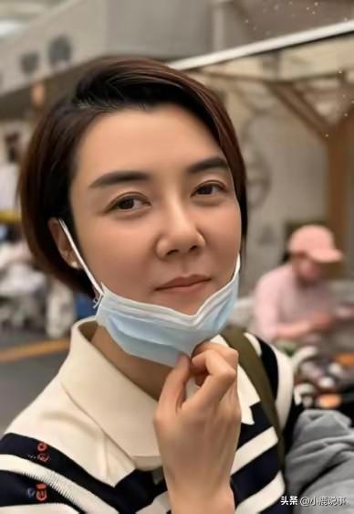 车晓现在的日子，
真跟大家想的不一样。
 
都43岁了，在北京住着大房子。
院子