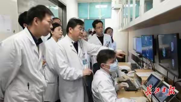 全国首台！只杀癌胞胎不伤好细胞，武汉这座癌症“大杀器”正式启用
“就像在草莓堆里