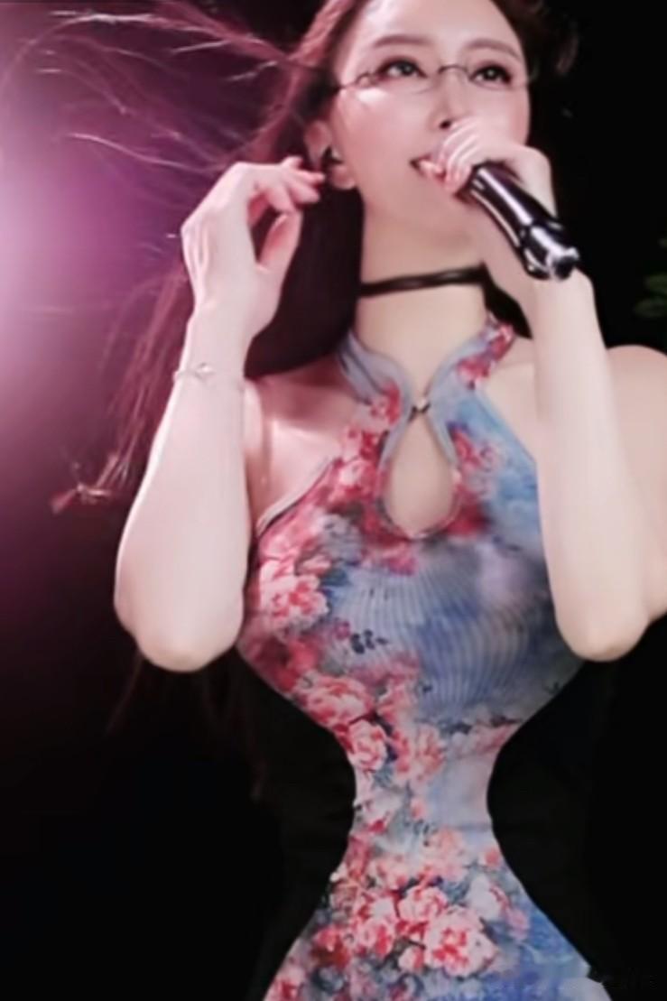 这就是传说中的杨柳细腰吗？太假了吧？

现在的AI太厉害了，美女的身材真的是前凸