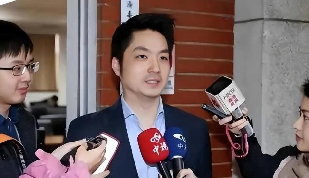 蒋万安把话说绝了。
当着一圈镜头，直接撂下一句：国民党主席，我不选。
 
这会儿