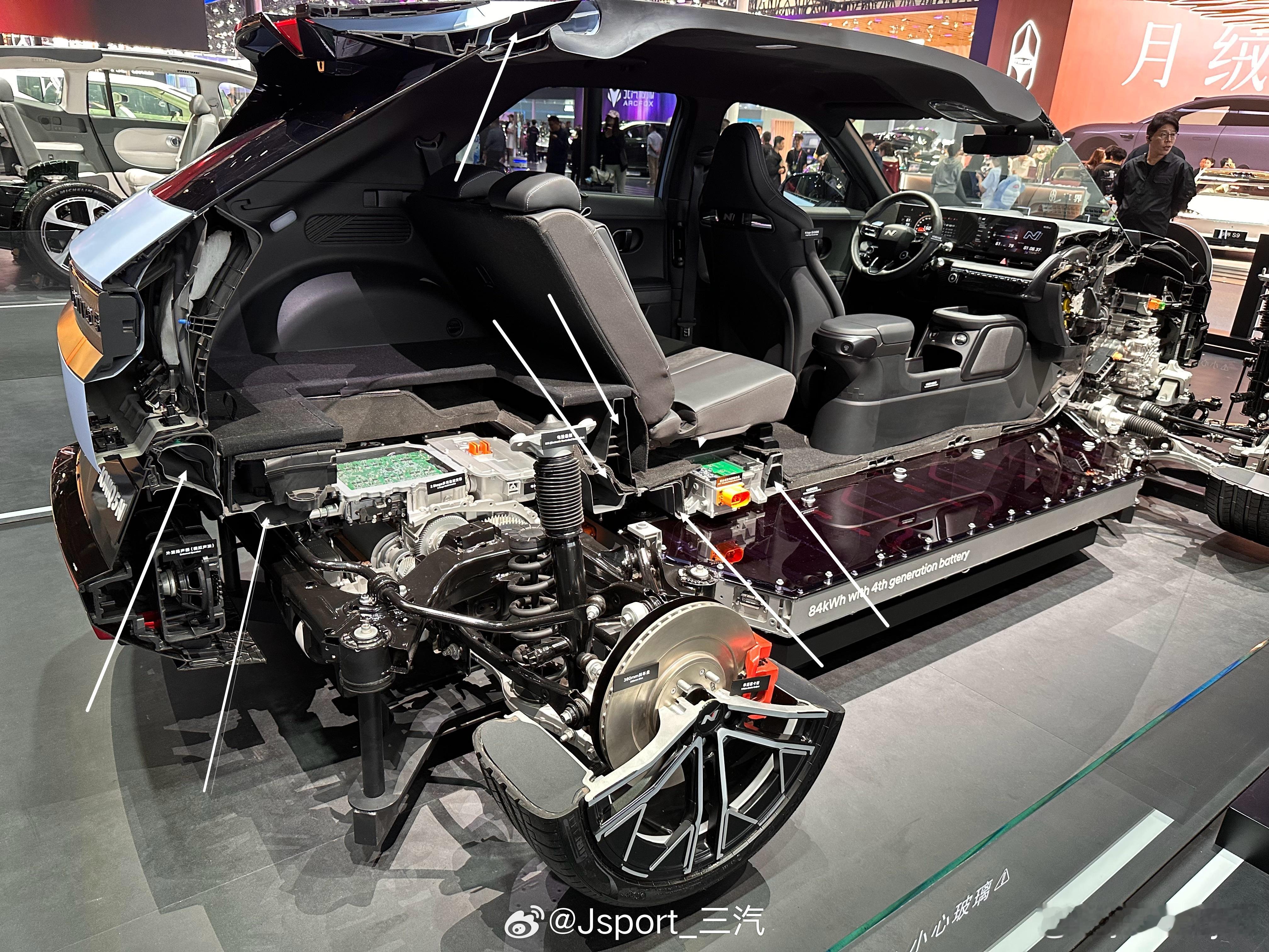 biw 借的图箭头所指截面，便是白车身中，对抗扭刚度起作用的横向封闭空腔，因为纵