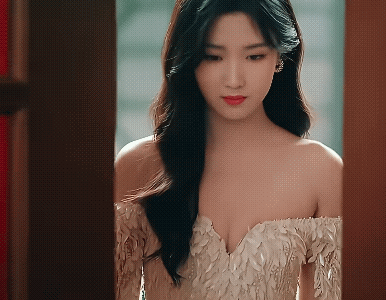 《轧戏﻿》胡羞的换装惊艳到了肖稚宇和裴轸，胡羞穿过人群直接走到肖稚宇身边挽起他真