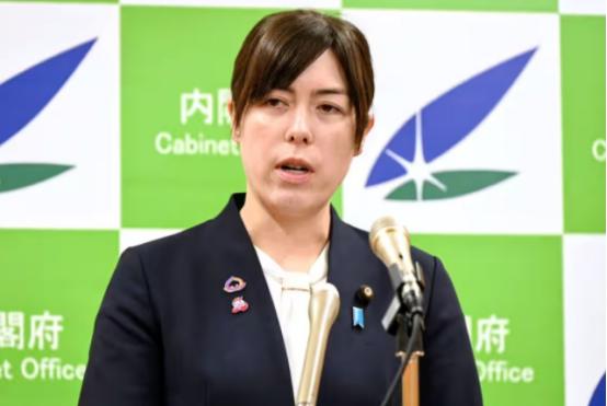 日本经济安全保障担当大臣小野田纪美，在11月18日新闻发布会上表示：“依赖一个不