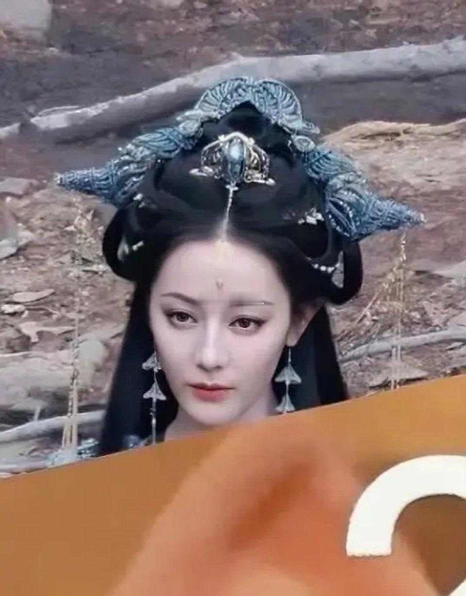 有网友说迪丽热巴这个造型是像玛卡巴卡 ​​​