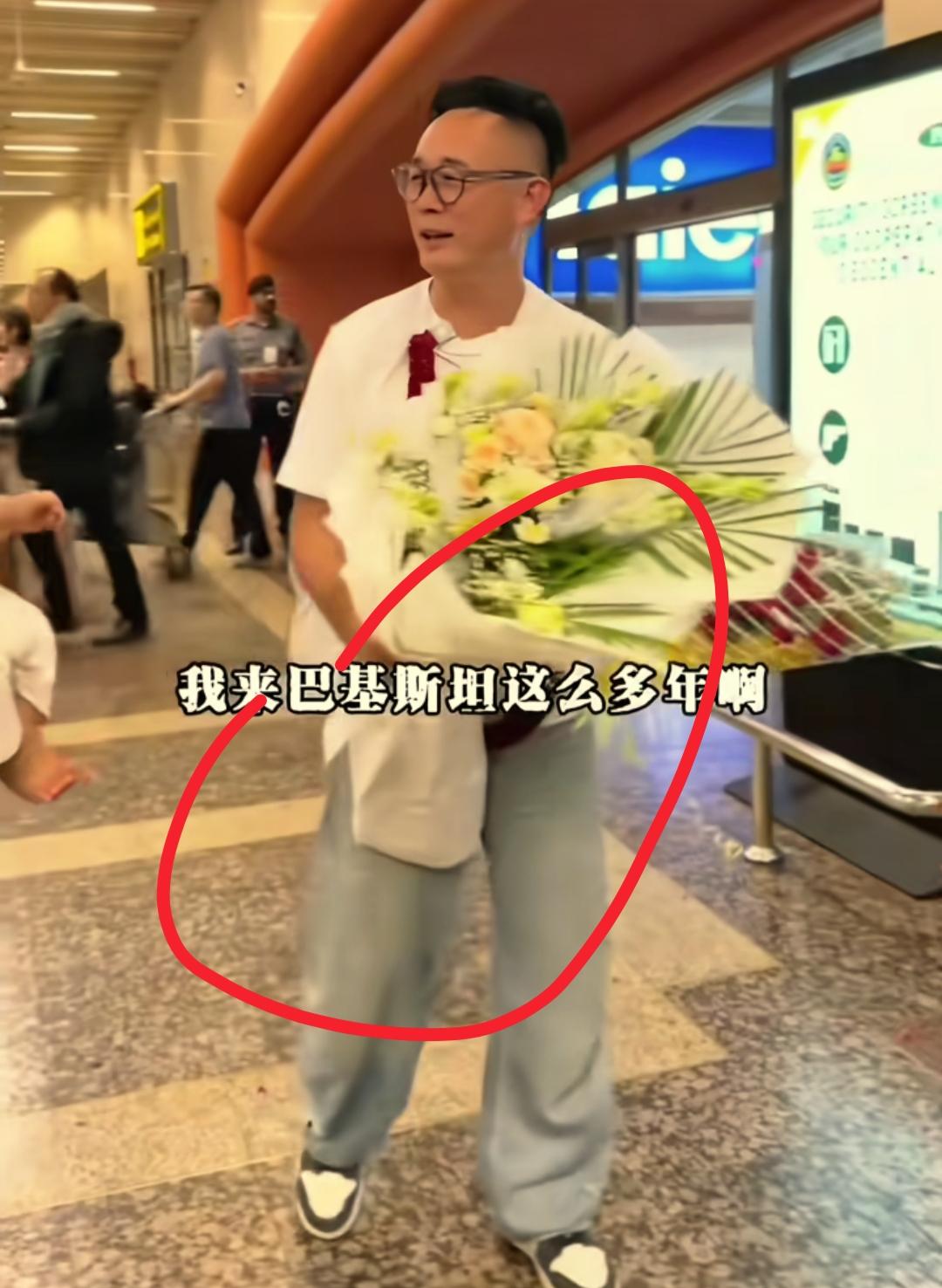 现在全网最头疼的男人就是皮衣哥了吧！
不是因为生意难办，也不是因为资金周转
而是